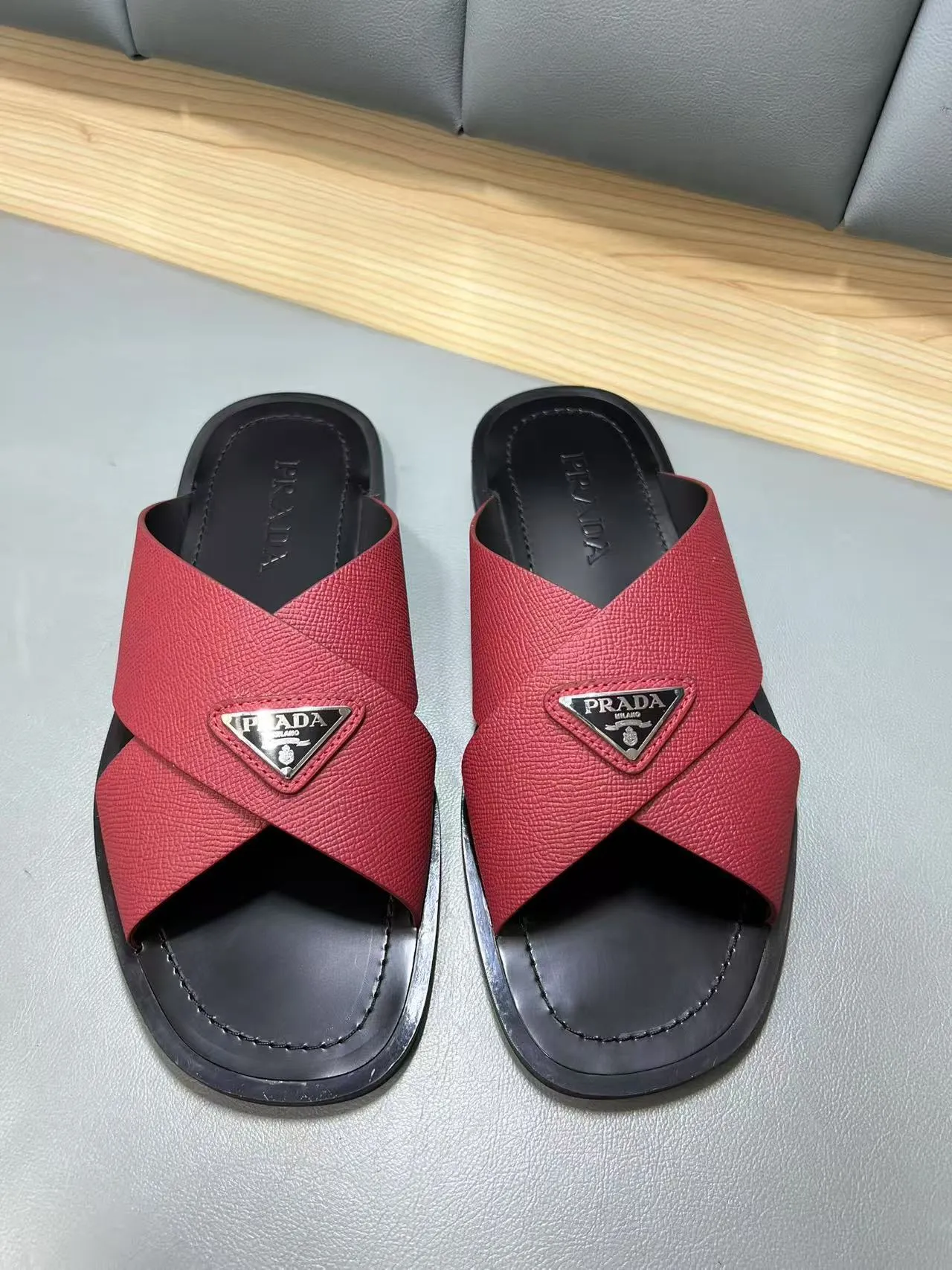 340💰PRADA Prada’s latest slippers are synchronized with the official website. This slipper is made of the brand’s unique and iconic Saffiano leather. The brand logo jumps out from the double straps, and the brand style is clearly visible. Cowhide gives men elegant charm and functional design, making it an ideal choice for vacation and leisure. Size:38-45